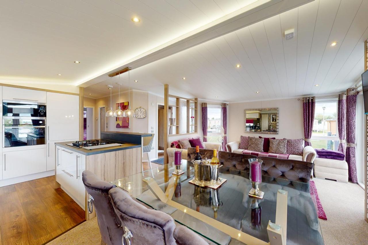 Tattershall Vip Lodge- Lakeside Setting With Hot Tub And Private Fishing Peg Situated On Osprey Lake Tattershall Park Kültér fotó