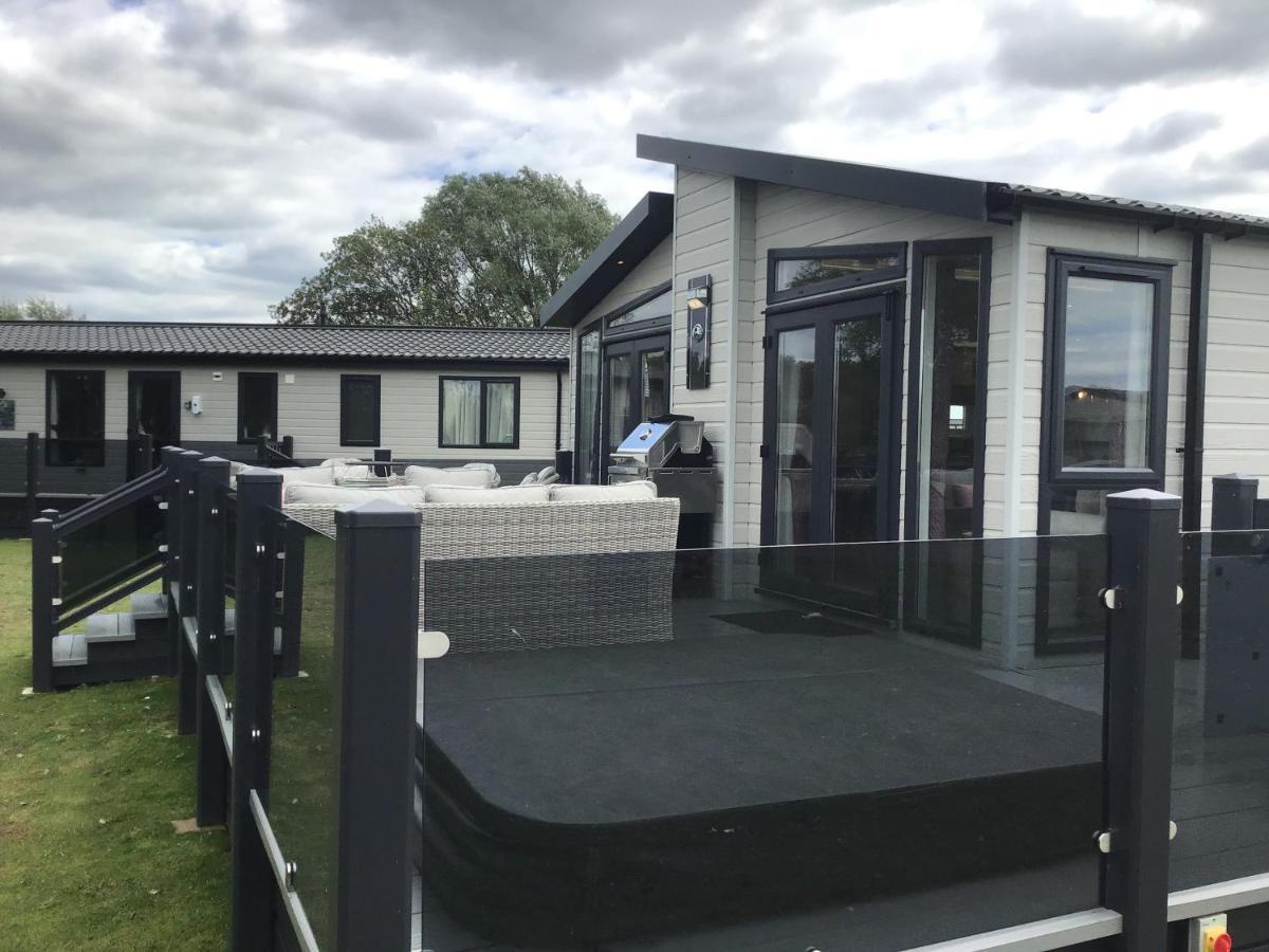 Tattershall Vip Lodge- Lakeside Setting With Hot Tub And Private Fishing Peg Situated On Osprey Lake Tattershall Park Kültér fotó
